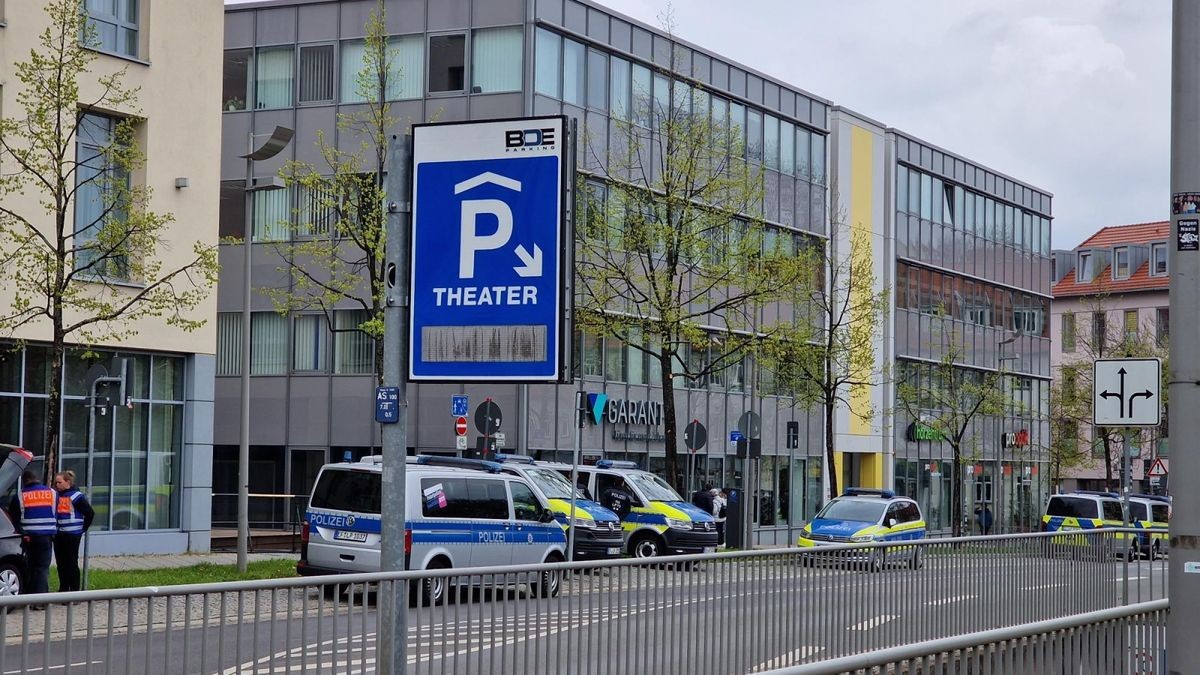 Polizisten am Theaterplatz: In Erfurt sind am Samstag mehrere hundert Beamte zur Absicherung der Demos im Einsatz. Es kann zu Verkerhsbeeinträchtigungen kommen. 