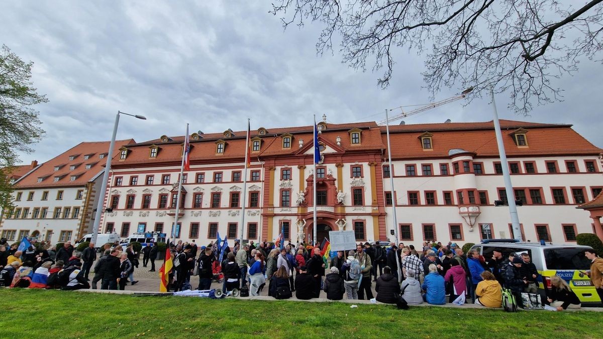 Vor der Staatskanzlei sammeln sich die Anhänger der AfD.