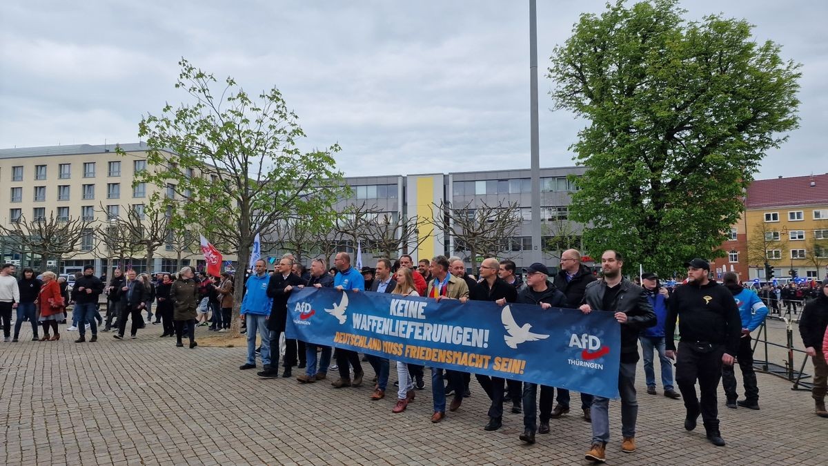 Etwa 2000 Menschen am Theaterplatz.