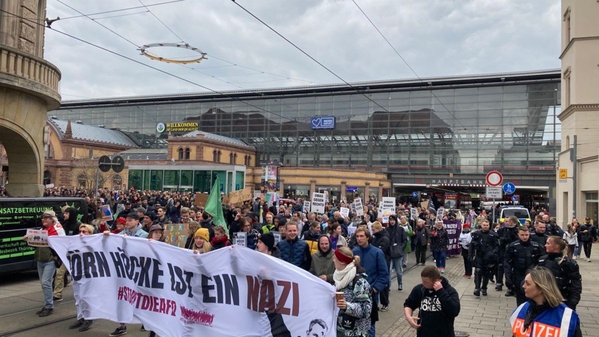 Gegendemonstranten setzen sich in Bewegung. 