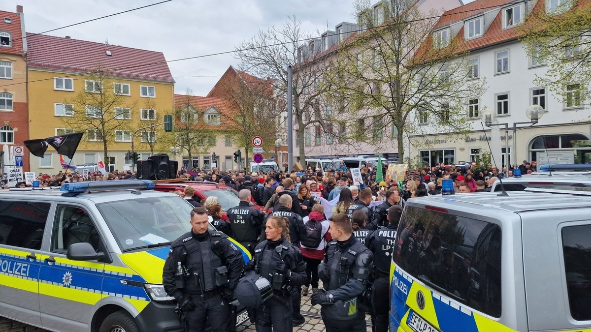 Die Gegendemo hat den Theaterplatz erreicht.