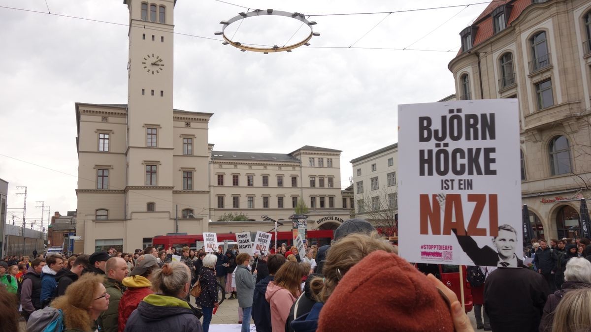 Gegendemonstration zur AfD-Kundgebung auf dem Theaterplatz bis zu 700 Menschen laufen vom Hauptbahnhof zum Mainzerhofplatz. Dort gibt es eine Kundegebung. 