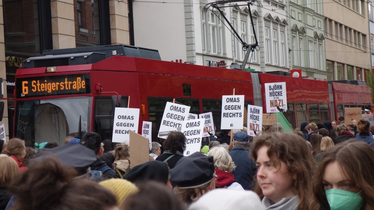 Gegendemonstration zur AfD-Kundgebung auf dem Theaterplatz bis zu 700 Menschen laufen vom Hauptbahnhof zum Mainzerhofplatz. Dort gibt es eine Kundegebung. 