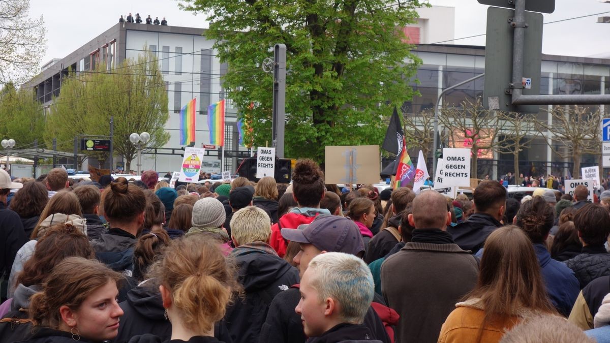 Gegendemonstration zur AfD-Kundgebung auf dem Theaterplatz bis zu 700 Menschen laufen vom Hauptbahnhof zum Mainzerhofplatz. Dort gibt es eine Kundegebung. 