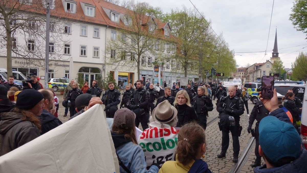 Gegendemonstration zur AfD-Kundgebung auf dem Theaterplatz bis zu 700 Menschen laufen vom Hauptbahnhof zum Mainzerhofplatz. Dort gibt es eine Kundegebung. 