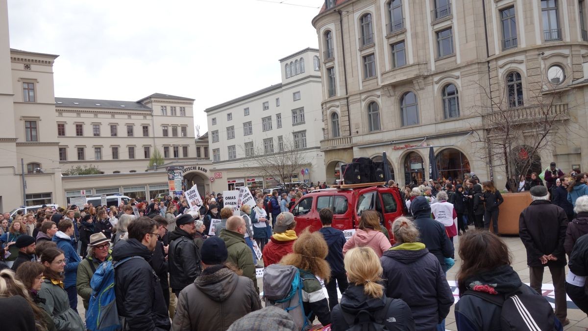 Bei der Gegendemonstration zur AfD-Kundgebung auf dem Theaterplatz waren bis zu 700 Menschen. 