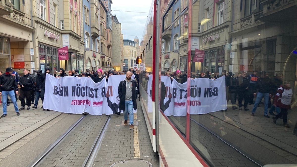 Gegendemo auf dem Weg zurück Richtung Anger.