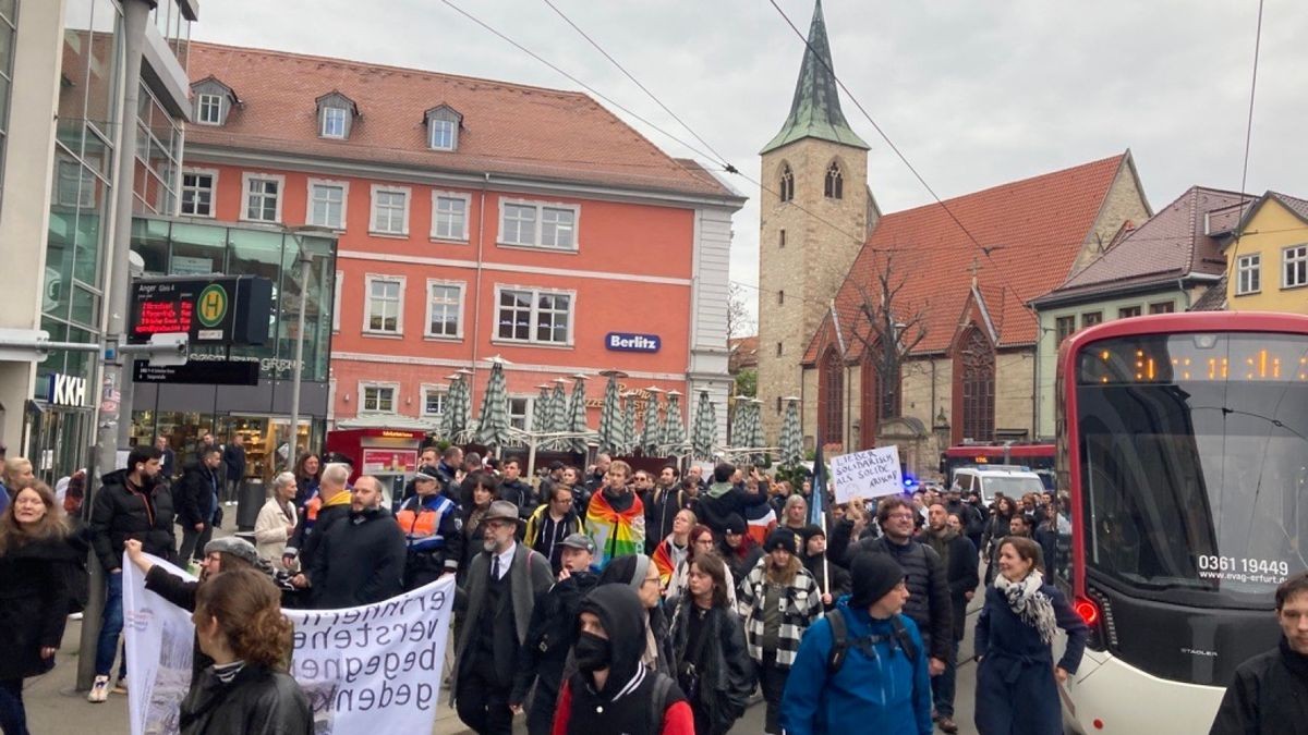 Die Gegendemonstration am Anger in Erfurt. Die Kundgebung soll am Bahnhof beendet werden.