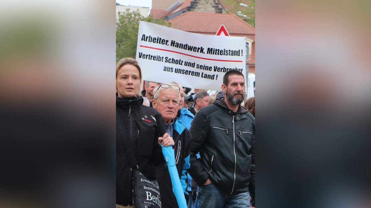 In Erfurt hat die AfD Thüringen am Samstag zu einer Demonstration und Kundgebung aufgerufen. 800 Menschen folgten dem Demo-Aufruf, etwa 1100 waren später bei der Kundgebung. Es gab auch eine Gegendemonstration mit mehreren hundert Teilnehmern.