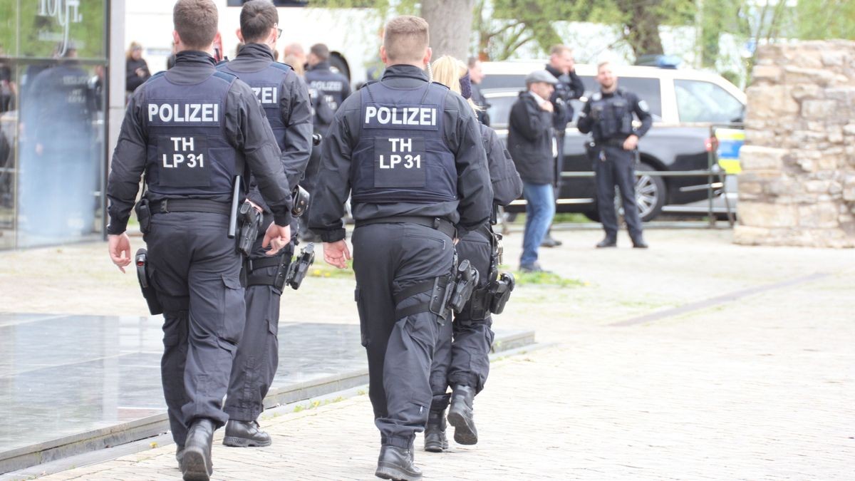 In Erfurt hat die AfD Thüringen am Samstag zu einer Demonstration und Kundgebung aufgerufen. 800 Menschen folgten dem Demo-Aufruf, etwa 1100 waren später bei der Kundgebung. Es gab auch eine Gegendemonstration mit mehreren hundert Teilnehmern.