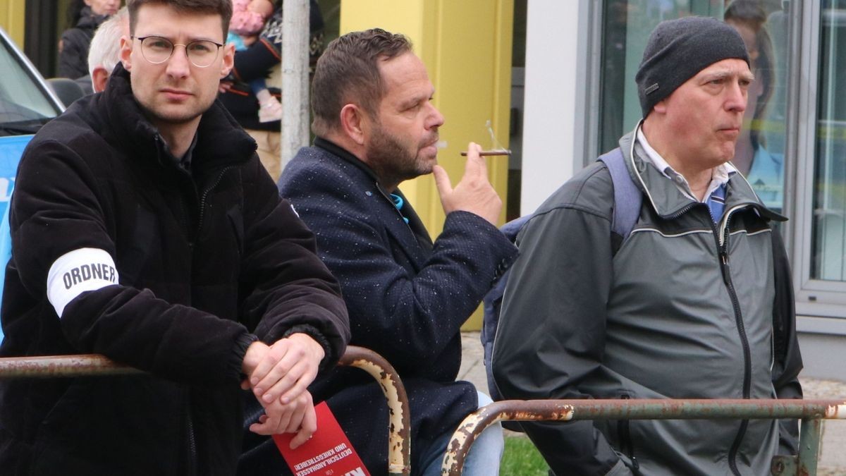 In Erfurt hat die AfD Thüringen am Samstag zu einer Demonstration und Kundgebung aufgerufen. 800 Menschen folgten dem Demo-Aufruf, etwa 1100 waren später bei der Kundgebung. Es gab auch eine Gegendemonstration mit mehreren hundert Teilnehmern.