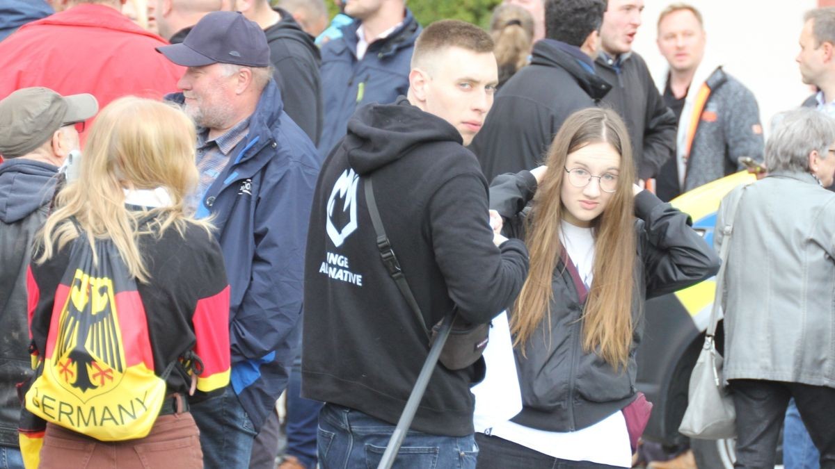 In Erfurt hat die AfD Thüringen am Samstag zu einer Demonstration und Kundgebung aufgerufen. 800 Menschen folgten dem Demo-Aufruf, etwa 1100 waren später bei der Kundgebung. Es gab auch eine Gegendemonstration mit mehreren hundert Teilnehmern.