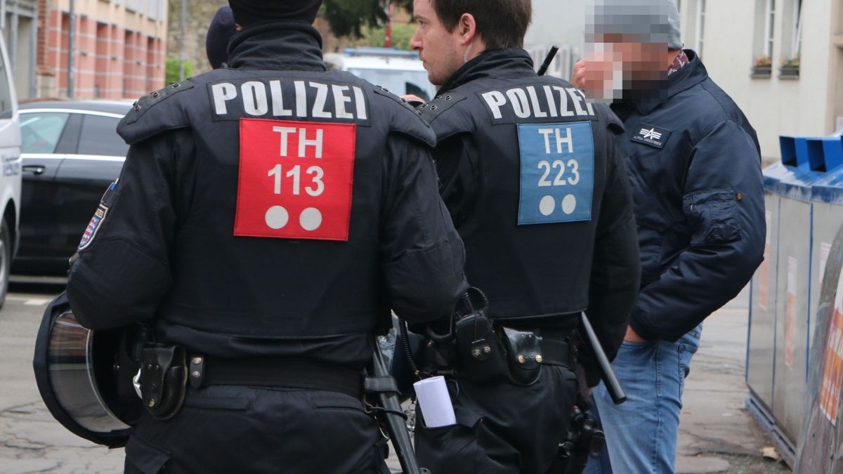 In Erfurt hat die AfD Thüringen am Samstag zu einer Demonstration und Kundgebung aufgerufen. 800 Menschen folgten dem Demo-Aufruf, etwa 1100 waren später bei der Kundgebung. Es gab auch eine Gegendemonstration mit mehreren hundert Teilnehmern.