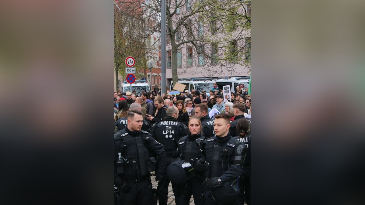 In Erfurt hat die AfD Thüringen am Samstag zu einer Demonstration und Kundgebung aufgerufen. 800 Menschen folgten dem Demo-Aufruf, etwa 1100 waren später bei der Kundgebung. Es gab auch eine Gegendemonstration mit mehreren hundert Teilnehmern.