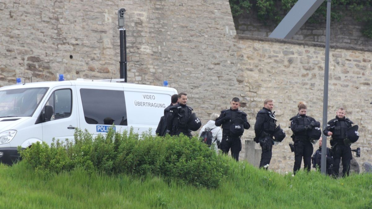 In Erfurt hat die AfD Thüringen am Samstag zu einer Demonstration und Kundgebung aufgerufen. 800 Menschen folgten dem Demo-Aufruf, etwa 1100 waren später bei der Kundgebung. Es gab auch eine Gegendemonstration mit mehreren hundert Teilnehmern.