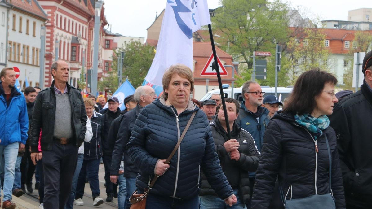 In Erfurt hat die AfD Thüringen am Samstag zu einer Demonstration und Kundgebung aufgerufen. 800 Menschen folgten dem Demo-Aufruf, etwa 1100 waren später bei der Kundgebung. Es gab auch eine Gegendemonstration mit mehreren hundert Teilnehmern.