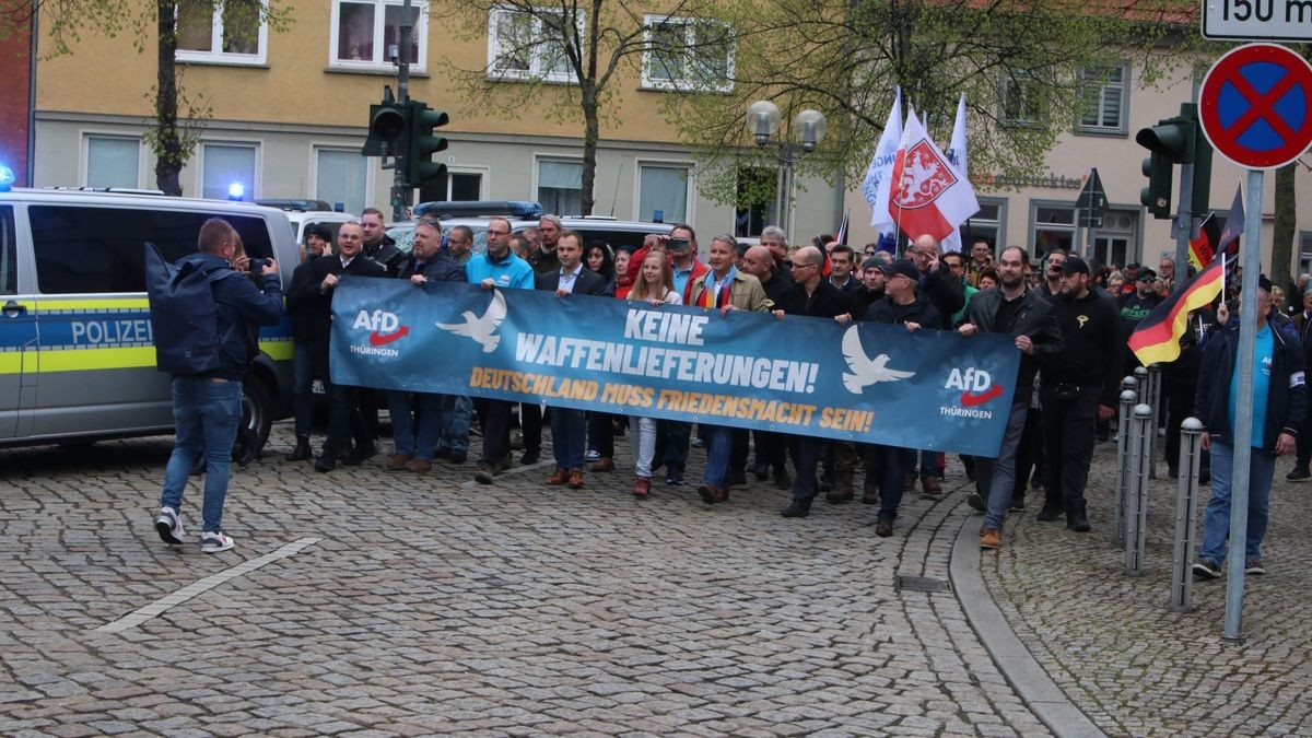 In Erfurt hat die AfD Thüringen am Samstag zu einer Demonstration und Kundgebung aufgerufen. 800 Menschen folgten dem Demo-Aufruf, etwa 1100 waren später bei der Kundgebung. Es gab auch eine Gegendemonstration mit mehreren hundert Teilnehmern.