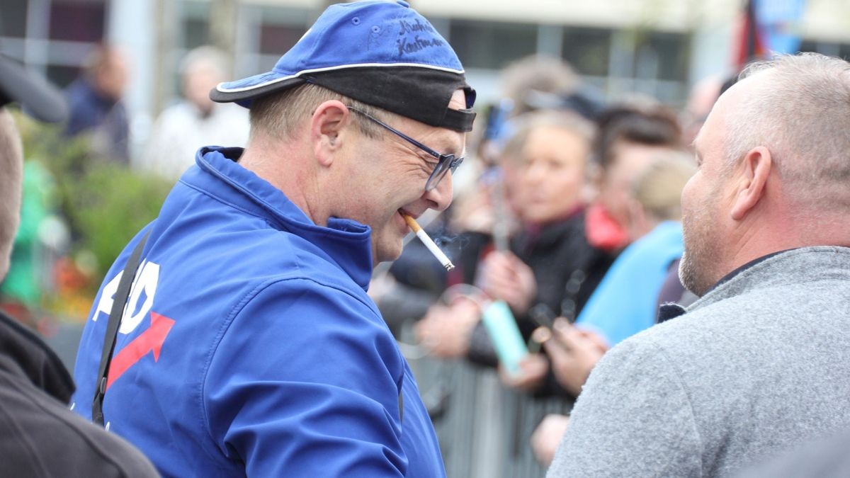 In Erfurt hat die AfD Thüringen am Samstag zu einer Demonstration und Kundgebung aufgerufen. 800 Menschen folgten dem Demo-Aufruf, etwa 1100 waren später bei der Kundgebung. Es gab auch eine Gegendemonstration mit mehreren hundert Teilnehmern.