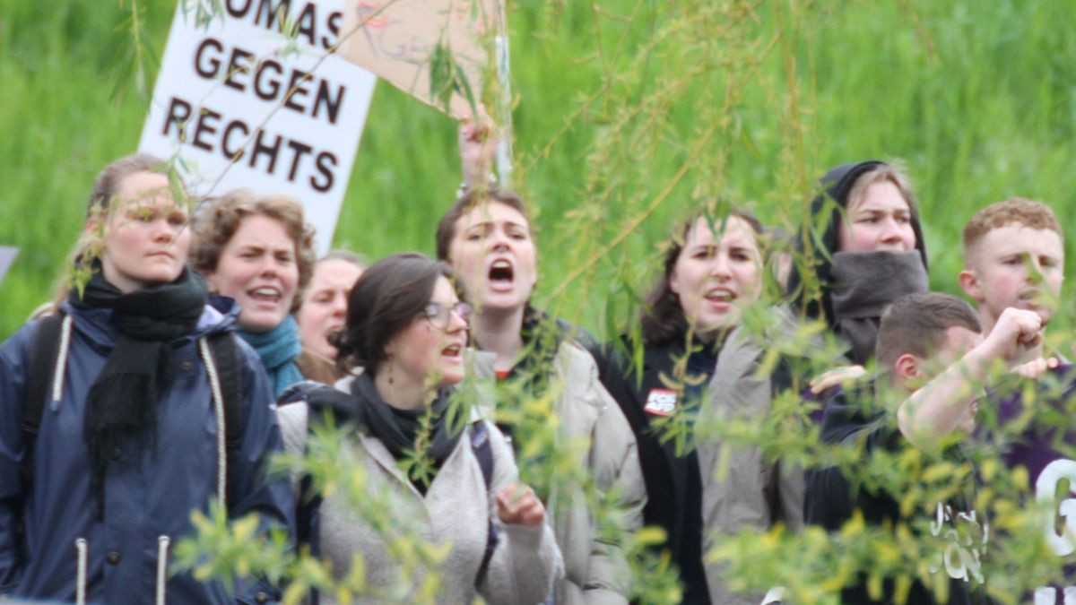 In Erfurt hat die AfD Thüringen am Samstag zu einer Demonstration und Kundgebung aufgerufen. 800 Menschen folgten dem Demo-Aufruf, etwa 1100 waren später bei der Kundgebung. Es gab auch eine Gegendemonstration mit mehreren hundert Teilnehmern.