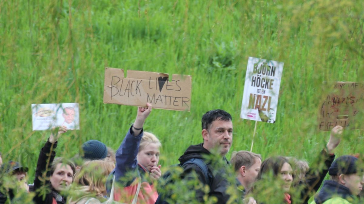 In Erfurt hat die AfD Thüringen am Samstag zu einer Demonstration und Kundgebung aufgerufen. 800 Menschen folgten dem Demo-Aufruf, etwa 1100 waren später bei der Kundgebung. Es gab auch eine Gegendemonstration mit mehreren hundert Teilnehmern.