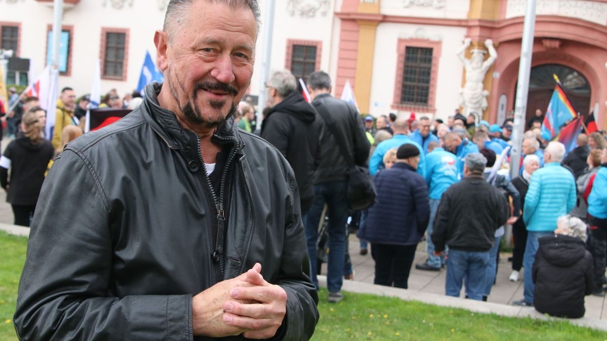 In Erfurt hat die AfD Thüringen am Samstag zu einer Demonstration und Kundgebung aufgerufen. 800 Menschen folgten dem Demo-Aufruf, etwa 1100 waren später bei der Kundgebung. Es gab auch eine Gegendemonstration mit mehreren hundert Teilnehmern.