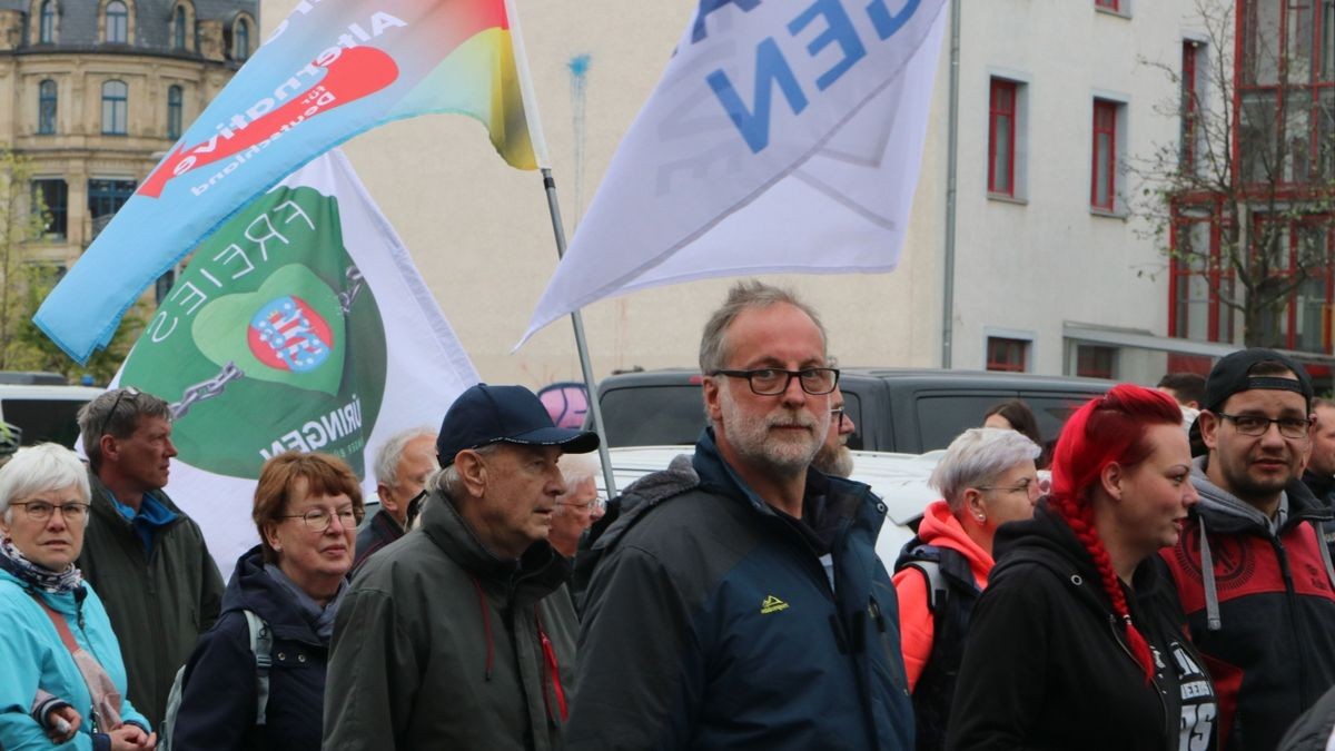 In Erfurt hat die AfD Thüringen am Samstag zu einer Demonstration und Kundgebung aufgerufen. 800 Menschen folgten dem Demo-Aufruf, etwa 1100 waren später bei der Kundgebung. Es gab auch eine Gegendemonstration mit mehreren hundert Teilnehmern.