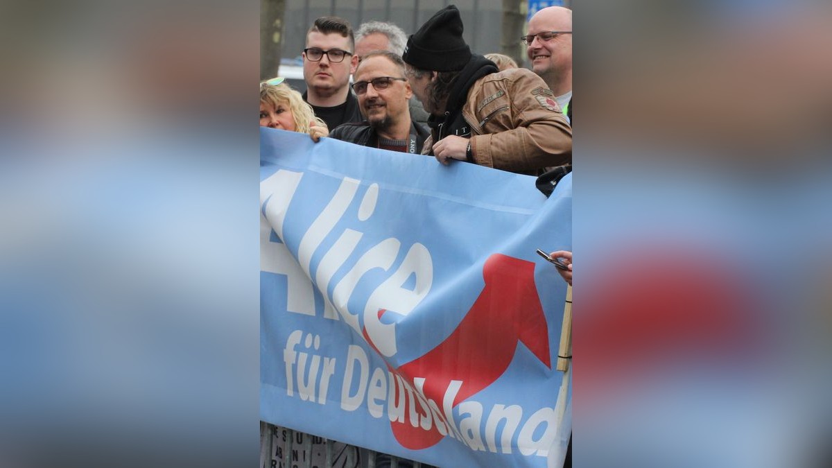 In Erfurt hat die AfD Thüringen am Samstag zu einer Demonstration und Kundgebung aufgerufen. 800 Menschen folgten dem Demo-Aufruf, etwa 1100 waren später bei der Kundgebung. Es gab auch eine Gegendemonstration mit mehreren hundert Teilnehmern.