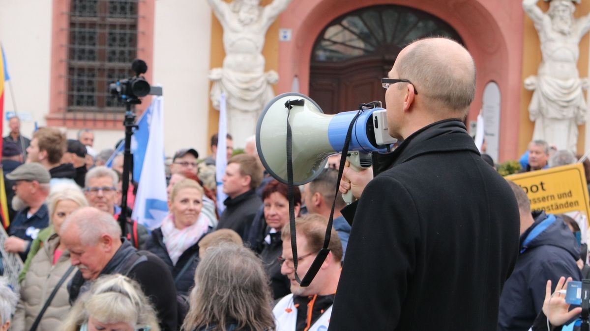 In Erfurt hat die AfD Thüringen am Samstag zu einer Demonstration und Kundgebung aufgerufen. 800 Menschen folgten dem Demo-Aufruf, etwa 1100 waren später bei der Kundgebung. Es gab auch eine Gegendemonstration mit mehreren hundert Teilnehmern.