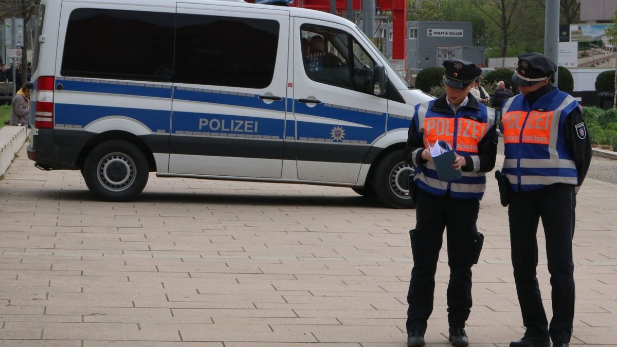 In Erfurt hat die AfD Thüringen am Samstag zu einer Demonstration und Kundgebung aufgerufen. 800 Menschen folgten dem Demo-Aufruf, etwa 1100 waren später bei der Kundgebung. Es gab auch eine Gegendemonstration mit mehreren hundert Teilnehmern.