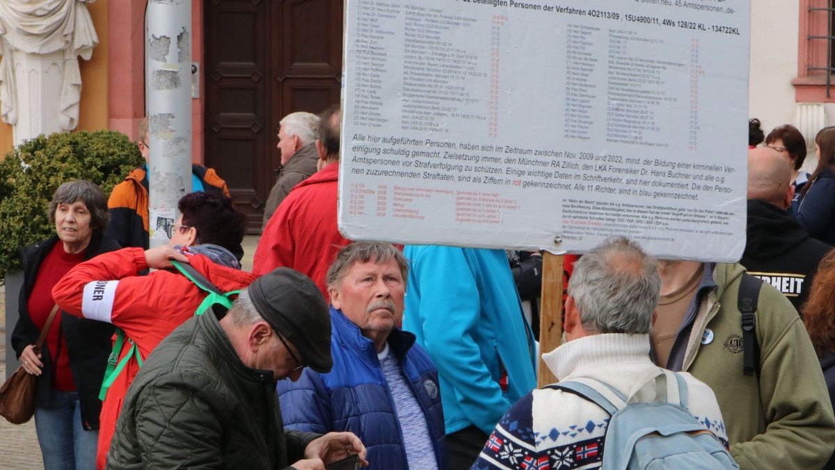 In Erfurt hat die AfD Thüringen am Samstag zu einer Demonstration und Kundgebung aufgerufen. 800 Menschen folgten dem Demo-Aufruf, etwa 1100 waren später bei der Kundgebung. Es gab auch eine Gegendemonstration mit mehreren hundert Teilnehmern.