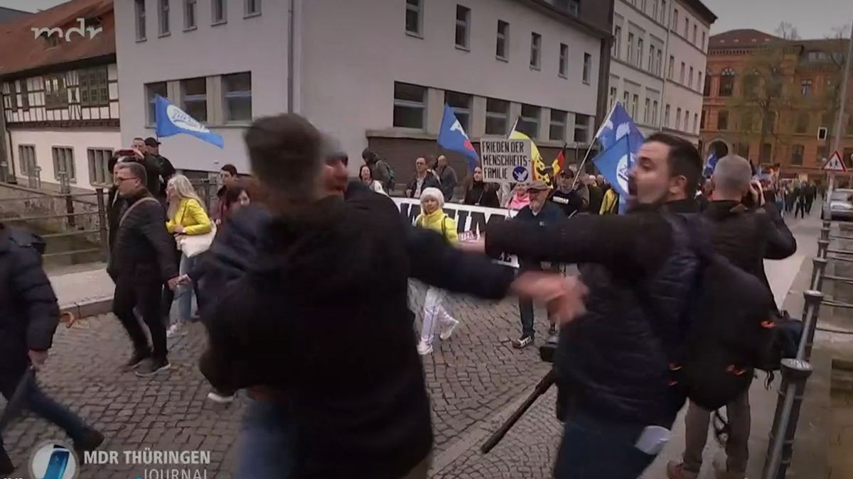 Ein Fernsehteam des MDR filmte den Angriff auf unseren Reporter aus der AfD-Demo heraus.