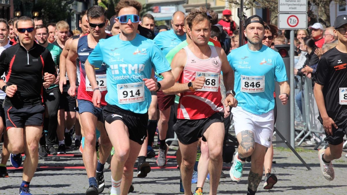 Knapp 950 Läufer und Walker gingen beim zehnten Drei-Türme-Lauf in Bad Langensalza an den Start. Den Hauptlauf über 12,5 Kilometer gewann Marcel Krieghoff. Es war sein zehnter Sieg in seiner Heimatstadt. 