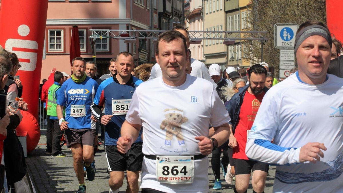 Knapp 950 Läufer und Walker gingen beim zehnten Drei-Türme-Lauf in Bad Langensalza an den Start. Den Hauptlauf über 12,5 Kilometer gewann Marcel Krieghoff. Es war sein zehnter Sieg in seiner Heimatstadt. 