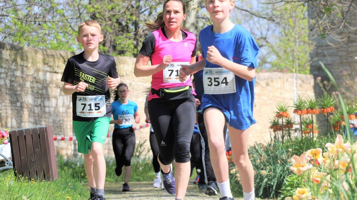 Knapp 950 Läufer und Walker gingen beim zehnten Drei-Türme-Lauf in Bad Langensalza an den Start. Den Hauptlauf über 12,5 Kilometer gewann Marcel Krieghoff. Es war sein zehnter Sieg in seiner Heimatstadt. 