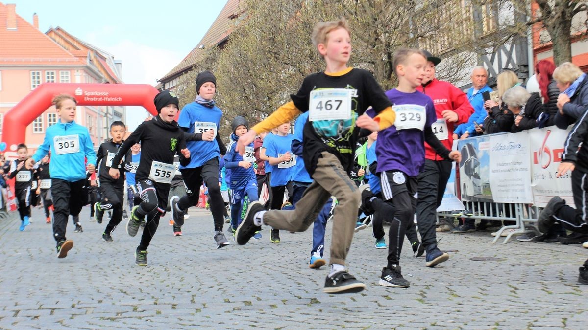 Knapp 950 Läufer und Walker gingen beim zehnten Drei-Türme-Lauf in Bad Langensalza an den Start. Den Hauptlauf über 12,5 Kilometer gewann Marcel Krieghoff. Es war sein zehnter Sieg in seiner Heimatstadt. 