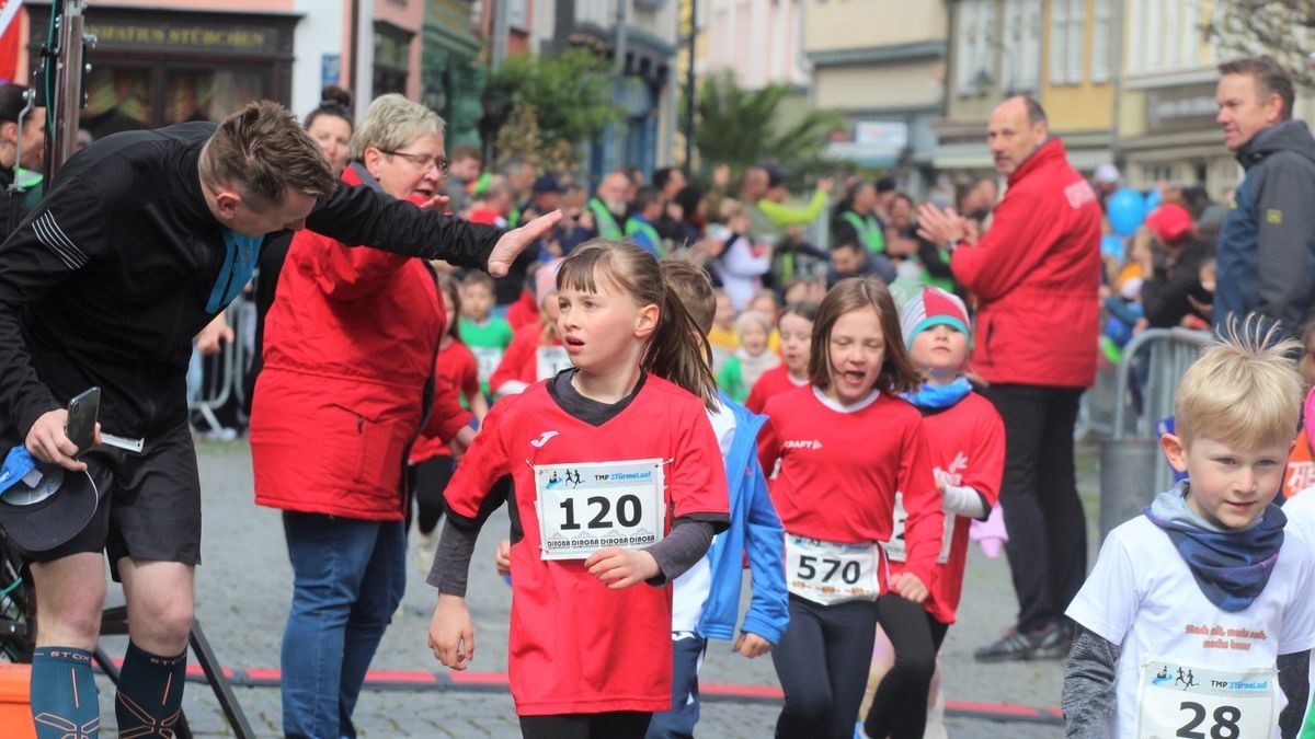 Knapp 950 Läufer und Walker gingen beim zehnten Drei-Türme-Lauf in Bad Langensalza an den Start. Den Hauptlauf über 12,5 Kilometer gewann Marcel Krieghoff. Es war sein zehnter Sieg in seiner Heimatstadt. 