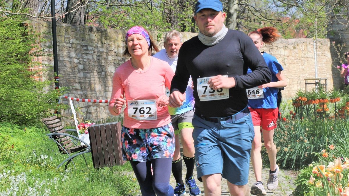 Knapp 950 Läufer und Walker gingen beim zehnten Drei-Türme-Lauf in Bad Langensalza an den Start. Den Hauptlauf über 12,5 Kilometer gewann Marcel Krieghoff. Es war sein zehnter Sieg in seiner Heimatstadt. 