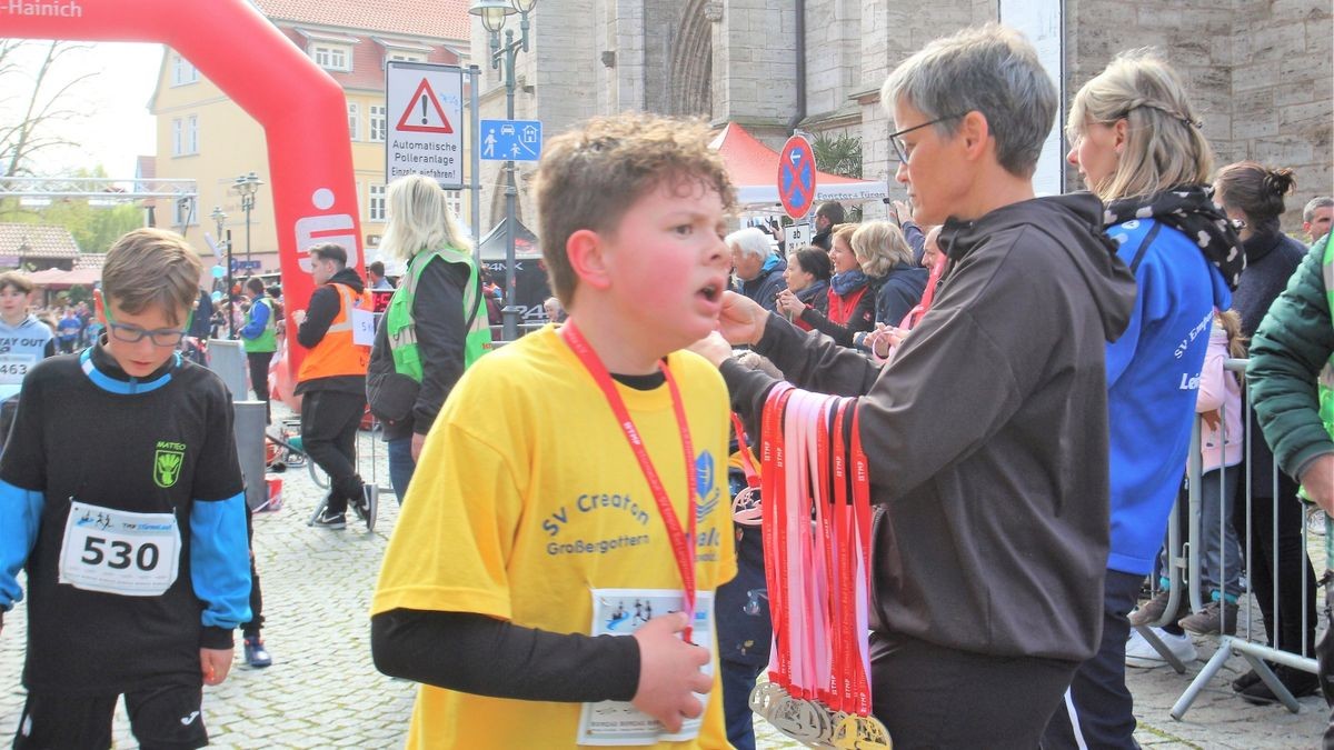 Knapp 950 Läufer und Walker gingen beim zehnten Drei-Türme-Lauf in Bad Langensalza an den Start. Den Hauptlauf über 12,5 Kilometer gewann Marcel Krieghoff. Es war sein zehnter Sieg in seiner Heimatstadt. 