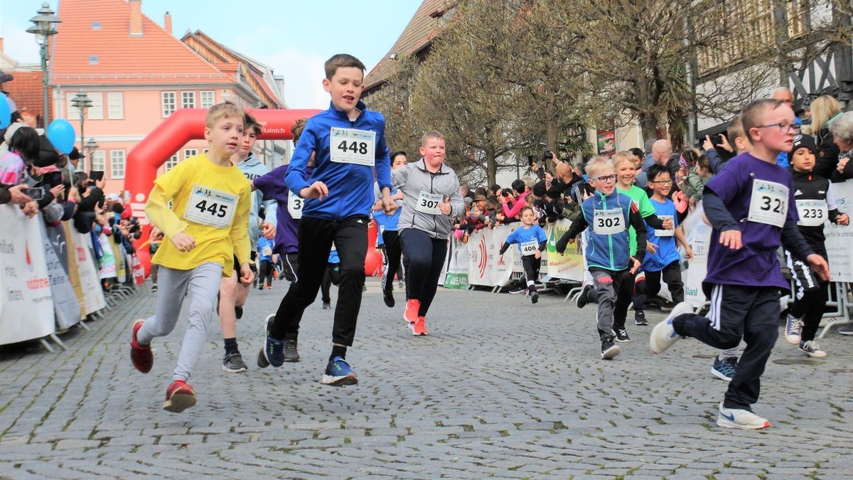 Knapp 950 Läufer und Walker gingen beim zehnten Drei-Türme-Lauf in Bad Langensalza an den Start. Den Hauptlauf über 12,5 Kilometer gewann Marcel Krieghoff. Es war sein zehnter Sieg in seiner Heimatstadt. 