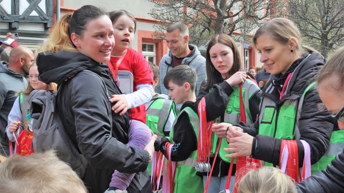 Knapp 950 Läufer und Walker gingen beim zehnten Drei-Türme-Lauf in Bad Langensalza an den Start. Den Hauptlauf über 12,5 Kilometer gewann Marcel Krieghoff. Es war sein zehnter Sieg in seiner Heimatstadt. 