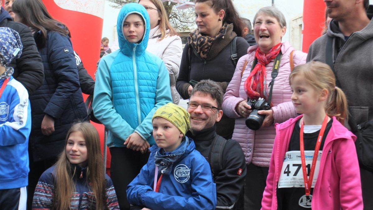 Knapp 950 Läufer und Walker gingen beim zehnten Drei-Türme-Lauf in Bad Langensalza an den Start. Den Hauptlauf über 12,5 Kilometer gewann Marcel Krieghoff. Es war sein zehnter Sieg in seiner Heimatstadt. 