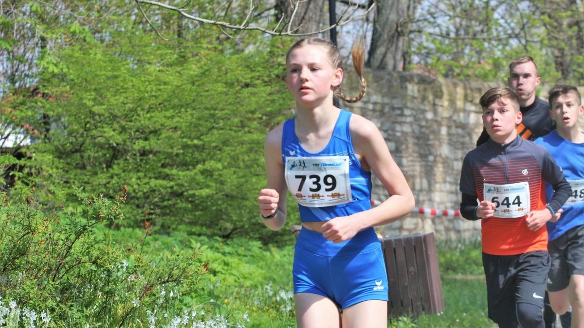 Knapp 950 Läufer und Walker gingen beim zehnten Drei-Türme-Lauf in Bad Langensalza an den Start. Den Hauptlauf über 12,5 Kilometer gewann Marcel Krieghoff. Es war sein zehnter Sieg in seiner Heimatstadt. 