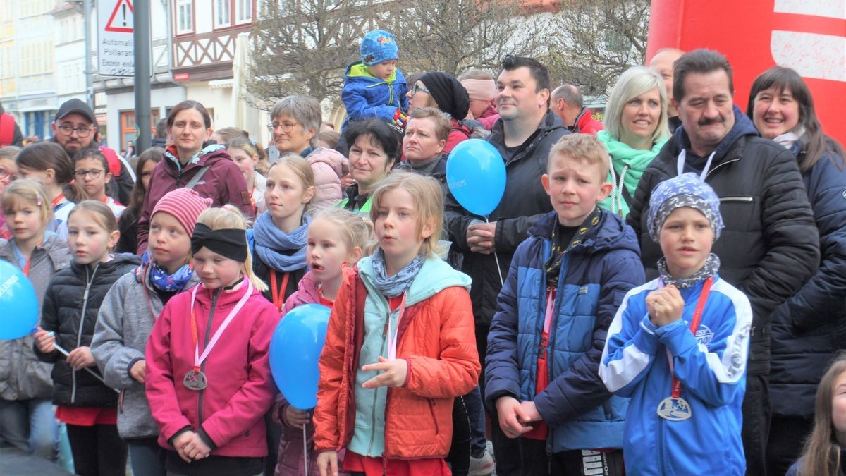 Knapp 950 Läufer und Walker gingen beim zehnten Drei-Türme-Lauf in Bad Langensalza an den Start. Den Hauptlauf über 12,5 Kilometer gewann Marcel Krieghoff. Es war sein zehnter Sieg in seiner Heimatstadt. 