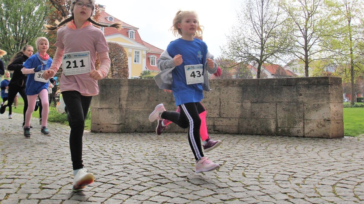 Knapp 950 Läufer und Walker gingen beim zehnten Drei-Türme-Lauf in Bad Langensalza an den Start. Den Hauptlauf über 12,5 Kilometer gewann Marcel Krieghoff. Es war sein zehnter Sieg in seiner Heimatstadt. 