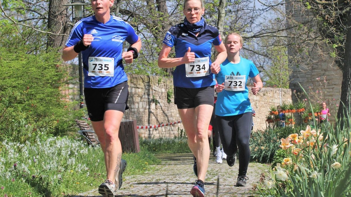 Knapp 950 Läufer und Walker gingen beim zehnten Drei-Türme-Lauf in Bad Langensalza an den Start. Den Hauptlauf über 12,5 Kilometer gewann Marcel Krieghoff. Es war sein zehnter Sieg in seiner Heimatstadt. 