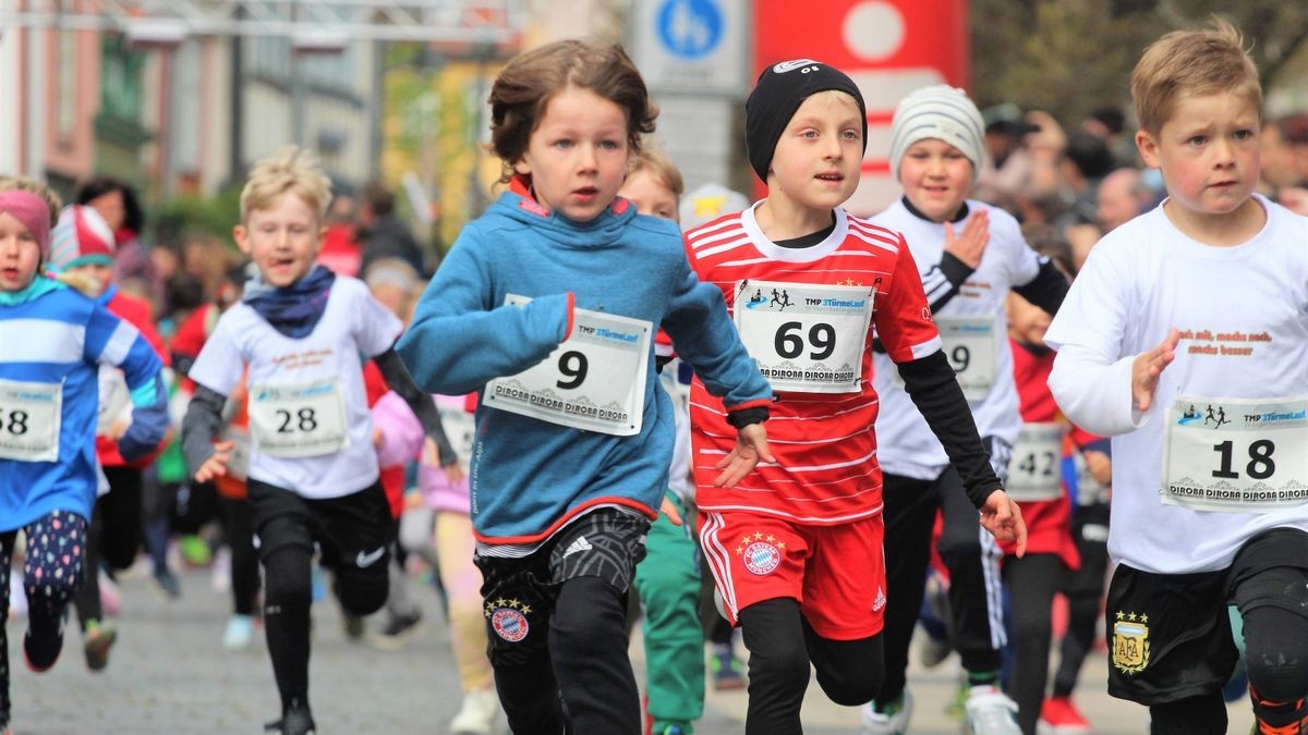 Knapp 950 Läufer und Walker gingen beim zehnten Drei-Türme-Lauf in Bad Langensalza an den Start. Den Hauptlauf über 12,5 Kilometer gewann Marcel Krieghoff. Es war sein zehnter Sieg in seiner Heimatstadt. 