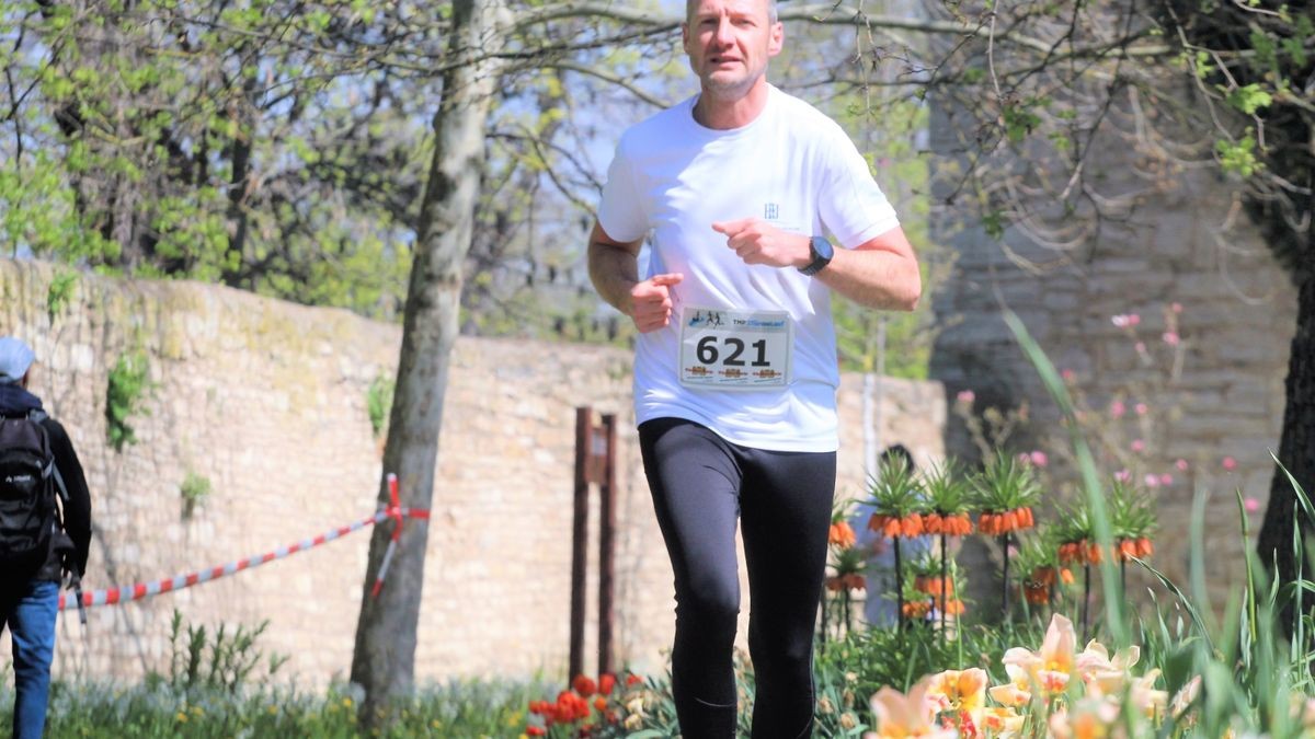 Knapp 950 Läufer und Walker gingen beim zehnten Drei-Türme-Lauf in Bad Langensalza an den Start. Den Hauptlauf über 12,5 Kilometer gewann Marcel Krieghoff. Es war sein zehnter Sieg in seiner Heimatstadt. 