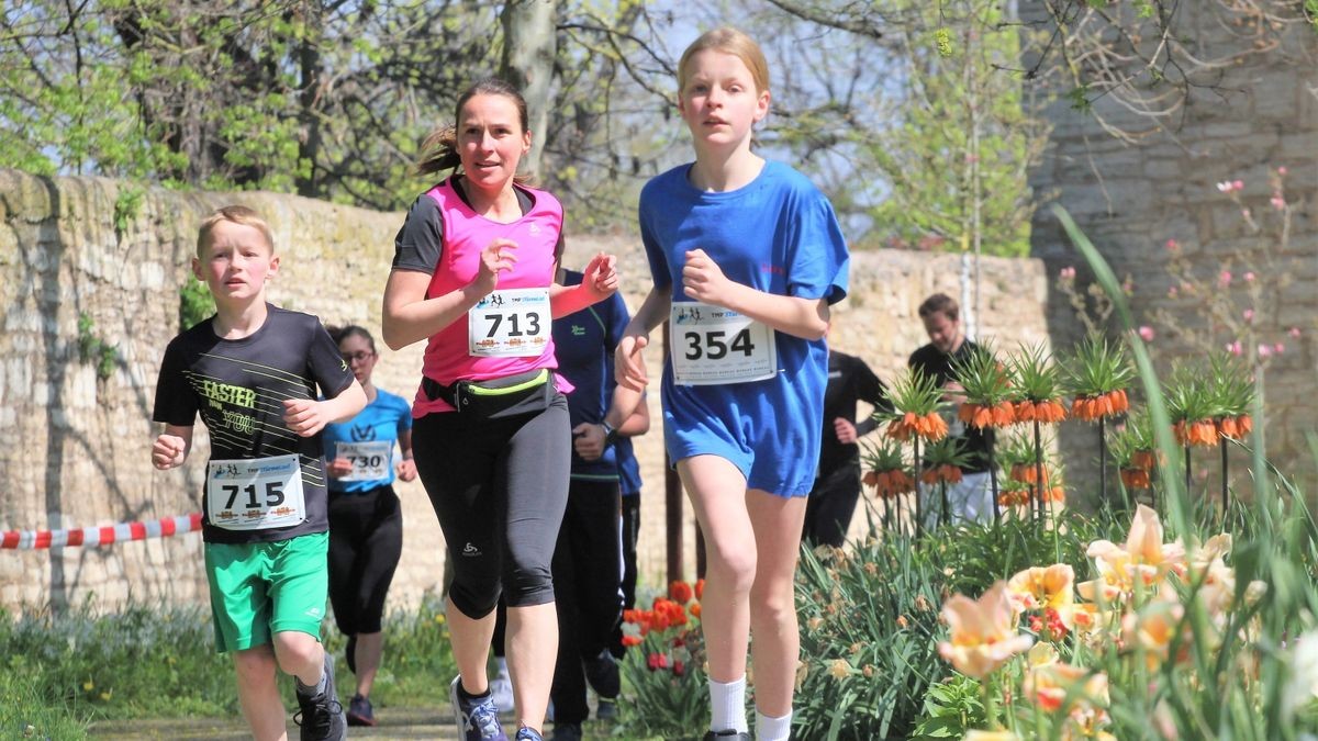 Knapp 950 Läufer und Walker gingen beim zehnten Drei-Türme-Lauf in Bad Langensalza an den Start. Den Hauptlauf über 12,5 Kilometer gewann Marcel Krieghoff. Es war sein zehnter Sieg in seiner Heimatstadt. 