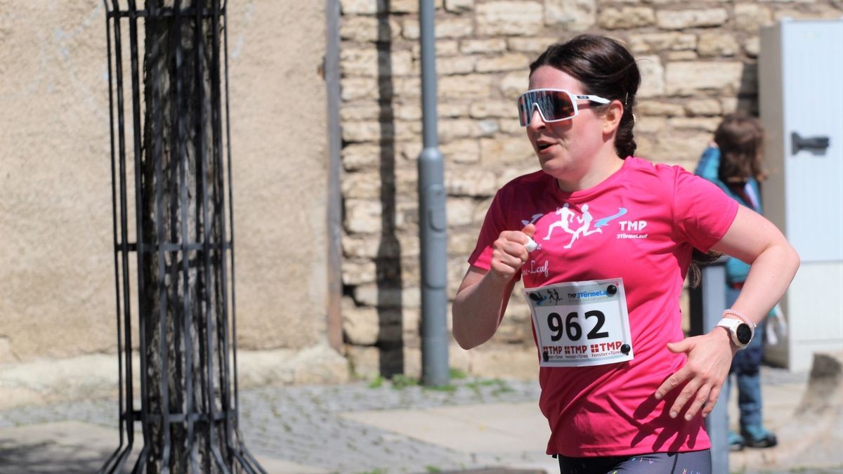 Knapp 950 Läufer und Walker gingen beim zehnten Drei-Türme-Lauf in Bad Langensalza an den Start. Den Hauptlauf über 12,5 Kilometer gewann Marcel Krieghoff. Es war sein zehnter Sieg in seiner Heimatstadt. 