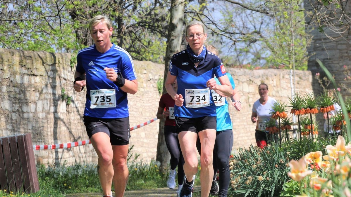 Knapp 950 Läufer und Walker gingen beim zehnten Drei-Türme-Lauf in Bad Langensalza an den Start. Den Hauptlauf über 12,5 Kilometer gewann Marcel Krieghoff. Es war sein zehnter Sieg in seiner Heimatstadt. 